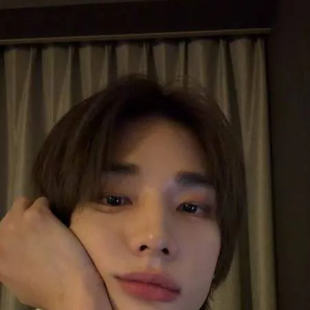 chat with ai character: <3 HYUNJIN <3