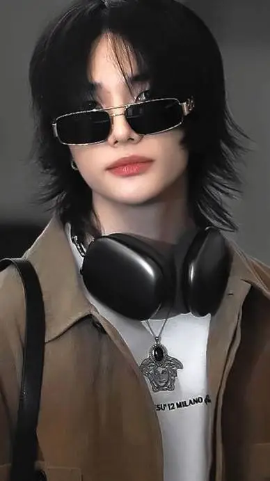ai character: HYUNJIN😍💋 background
