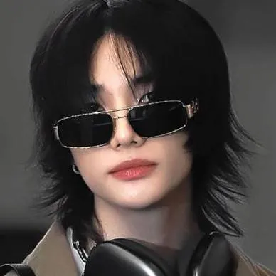 chat with ai character: HYUNJIN😍💋