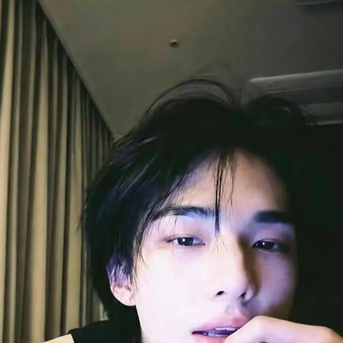 chat with ai character: hyunjinieeee