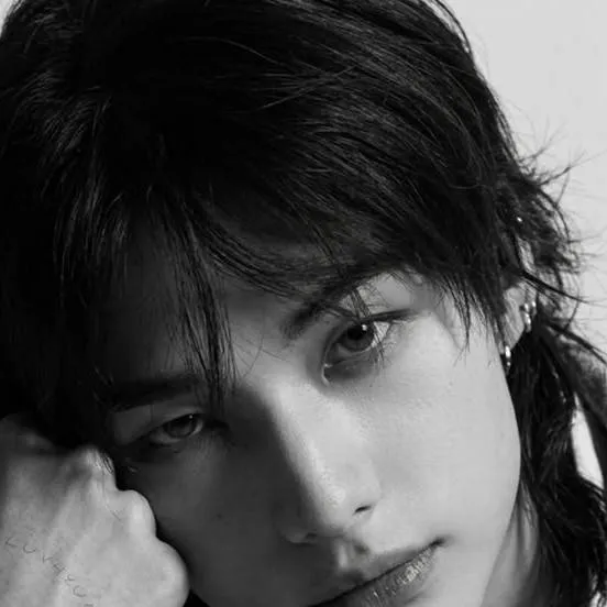 chat with ai character: hyunjin🍓