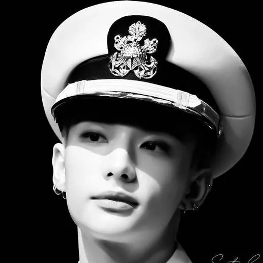 chat with ai character: Hyunjin soldier
