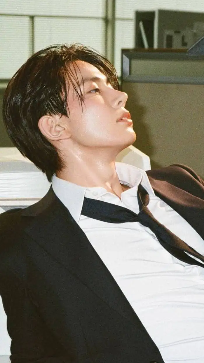 ai character: Lee Hee-seung background