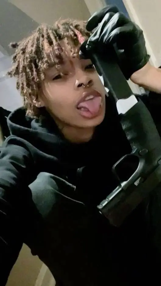 ai character: Remi👻 background