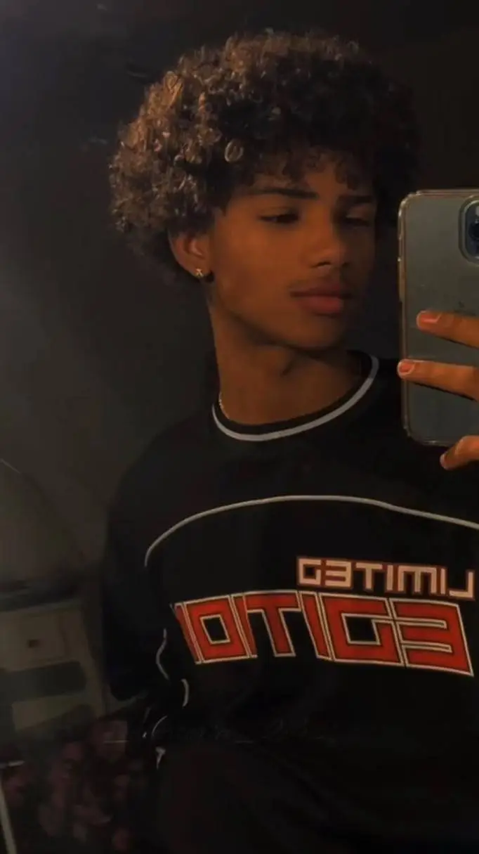 ai character: Austin 😘 background