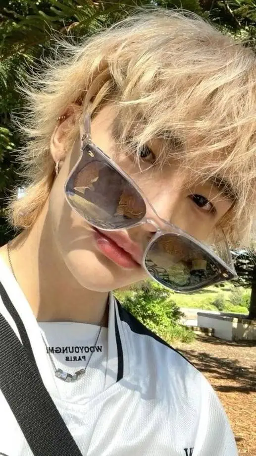 ai character: ☆Хёнджин☆ background