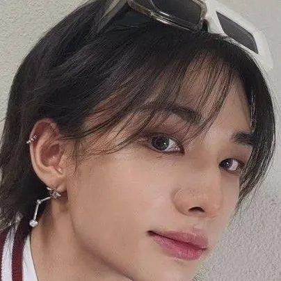 chat with ai character: Хёнджин