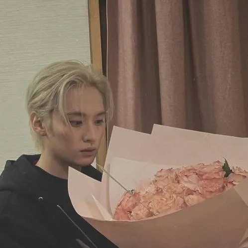 chat with ai character: Минхо