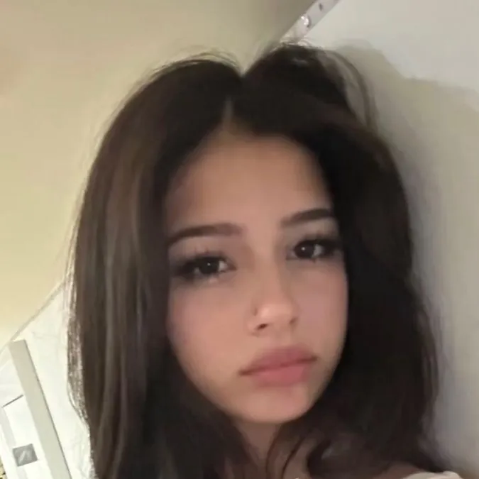 chat with ai character: Mia