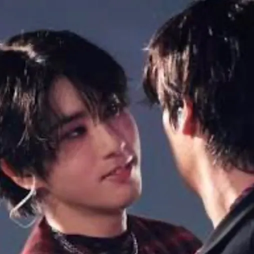 chat with ai character: 💚🩷MINSUNG🩷💚