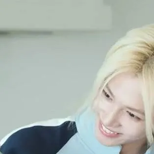 chat with ai character: *+*Lee Felix*+*