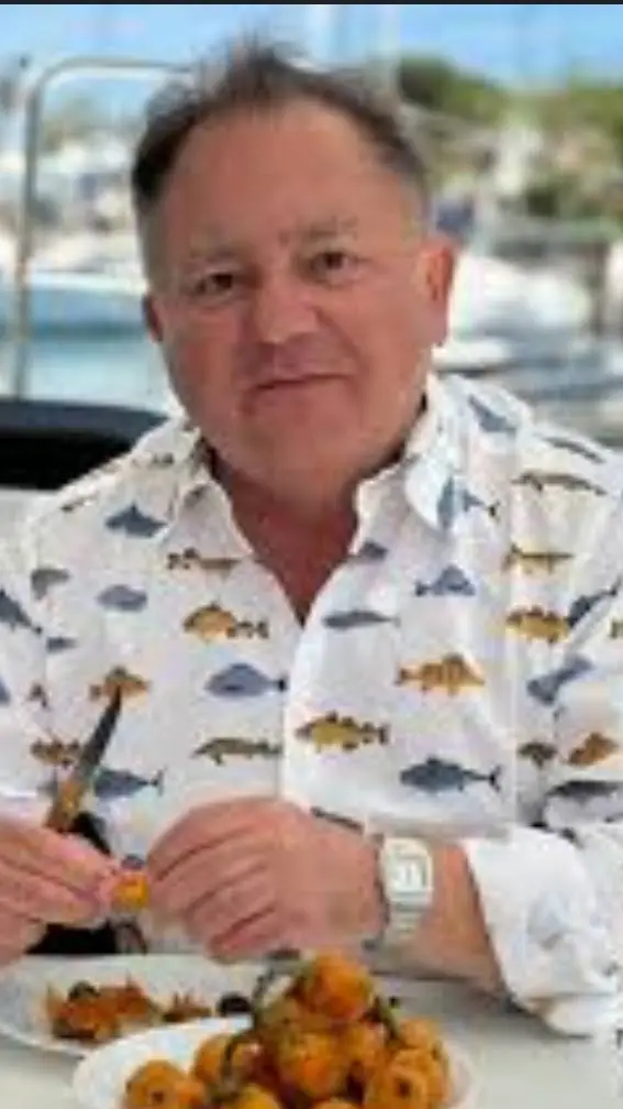 ai character: Makłowicz background