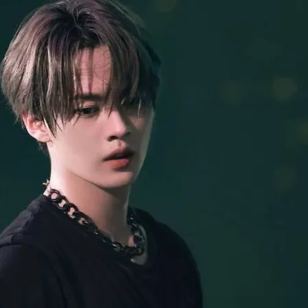 chat with ai character: Lee Know 
