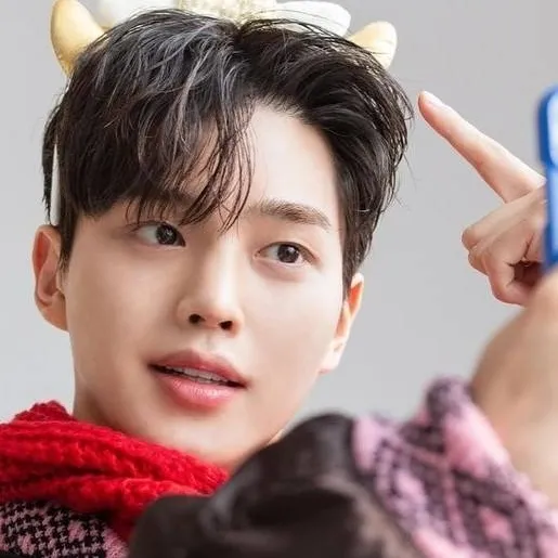 chat with ai character: ❤️🎄Song Kang🎄❤️