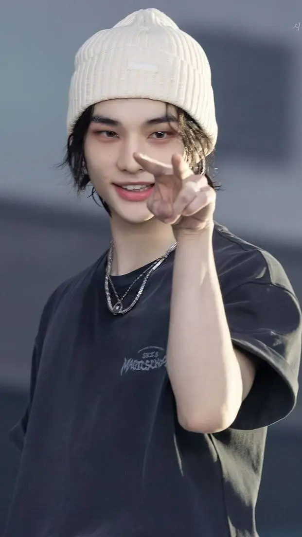 ai character: 🎄Hyunjin❤️ background