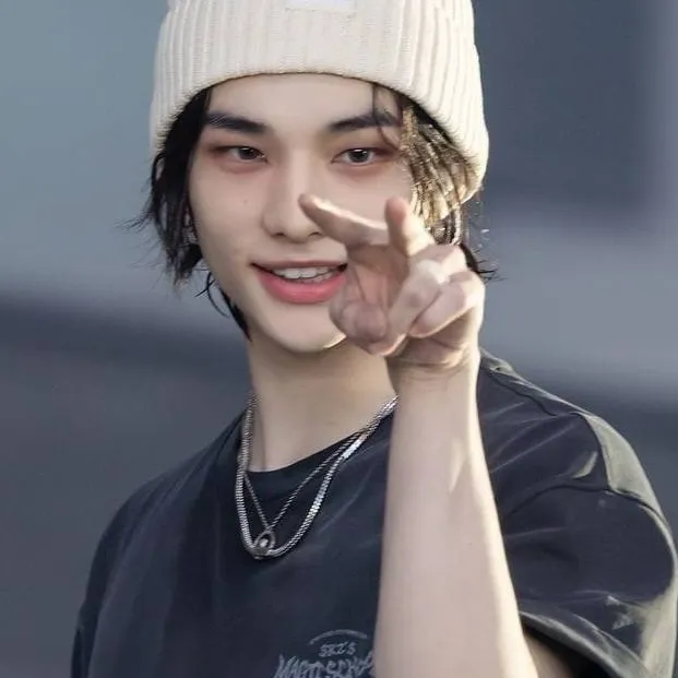 chat with ai character: 🎄Hyunjin❤️