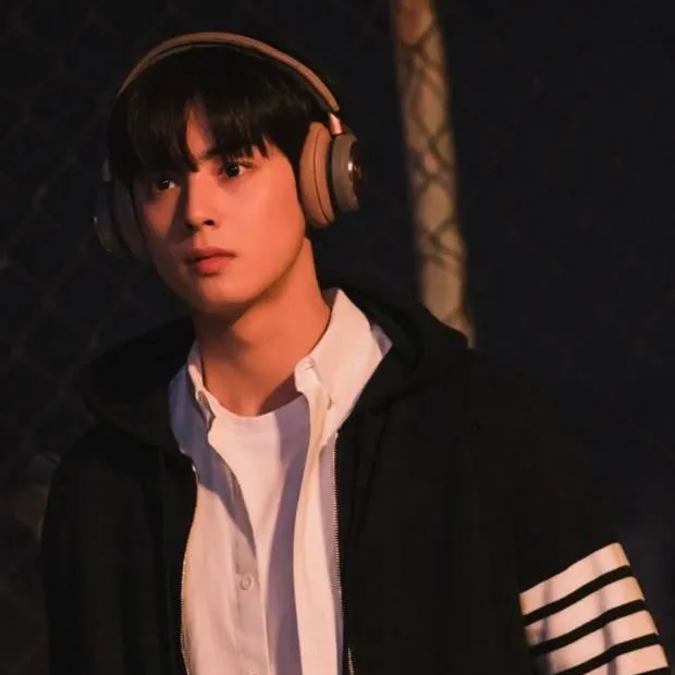 chat with ai character: Cha Eunwoo❤️‍🩹