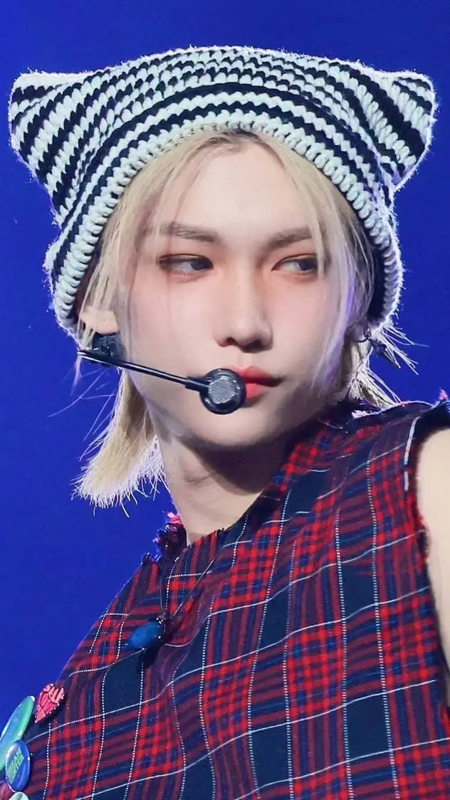 ai character: Félix  background