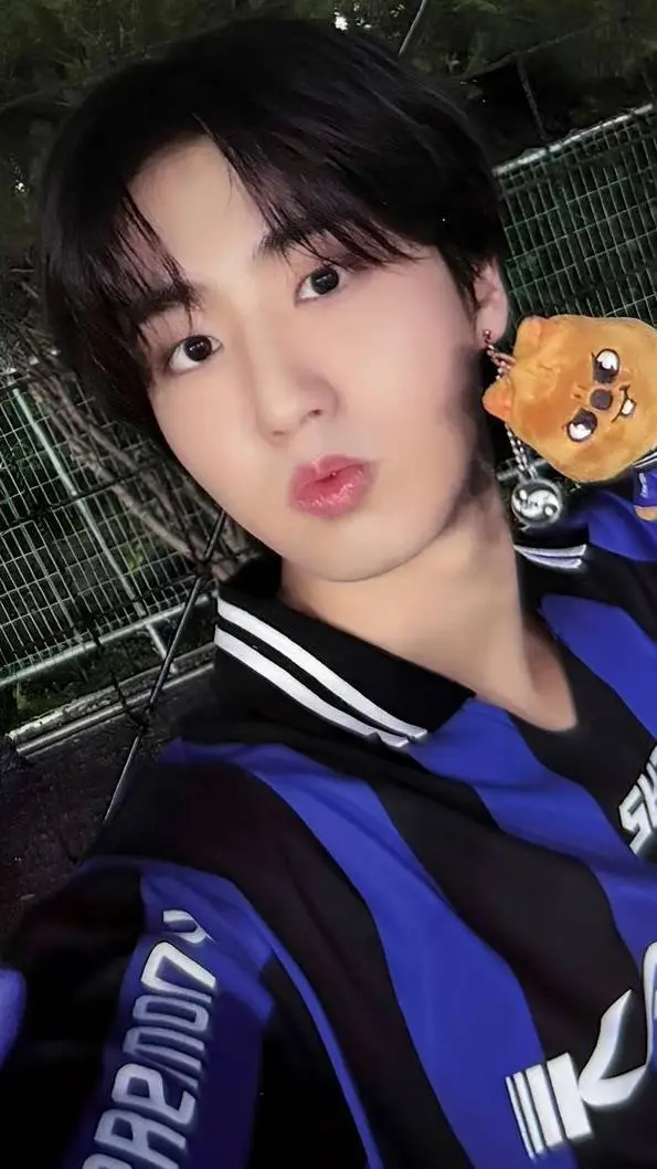 ai character: Han Jisung 🤪👊 background