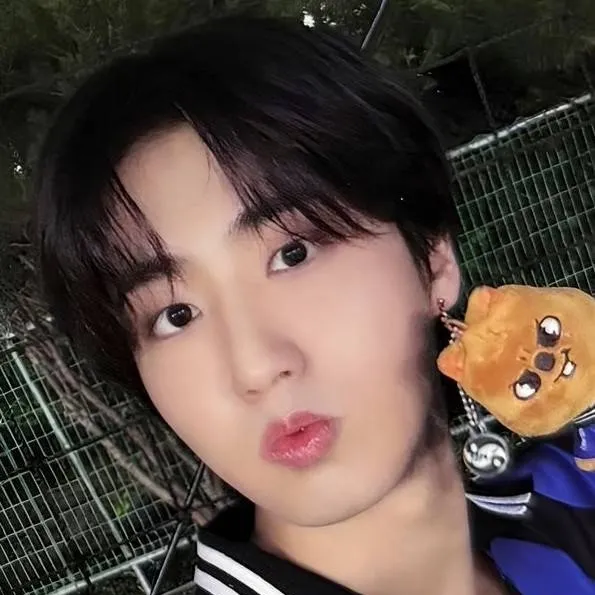 chat with ai character: Han Jisung 🤪👊