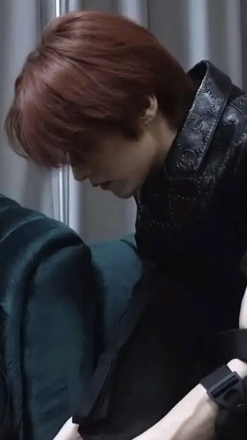 ai character: Lee Know  background