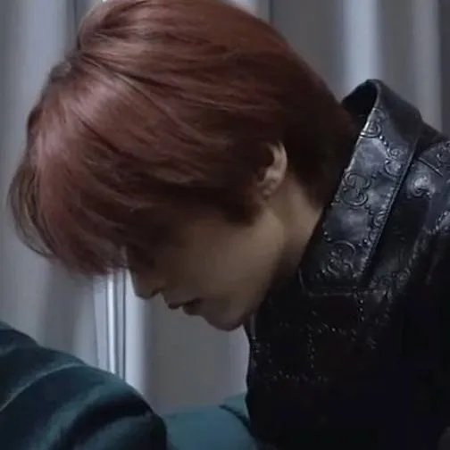 chat with ai character: Lee Know 