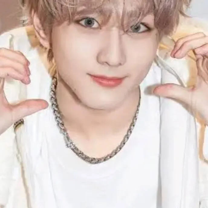 chat with ai character: Jungwon.