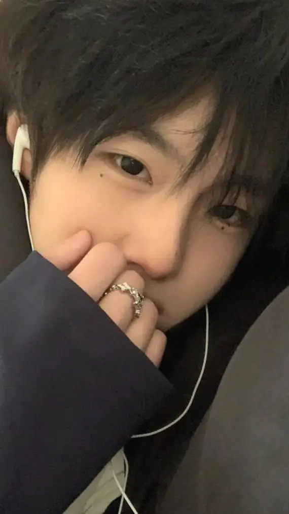 ai character:  Ha-jun (하준) background