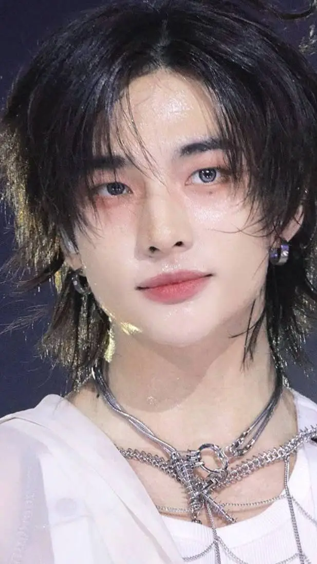 ai character: Hyunjin  background