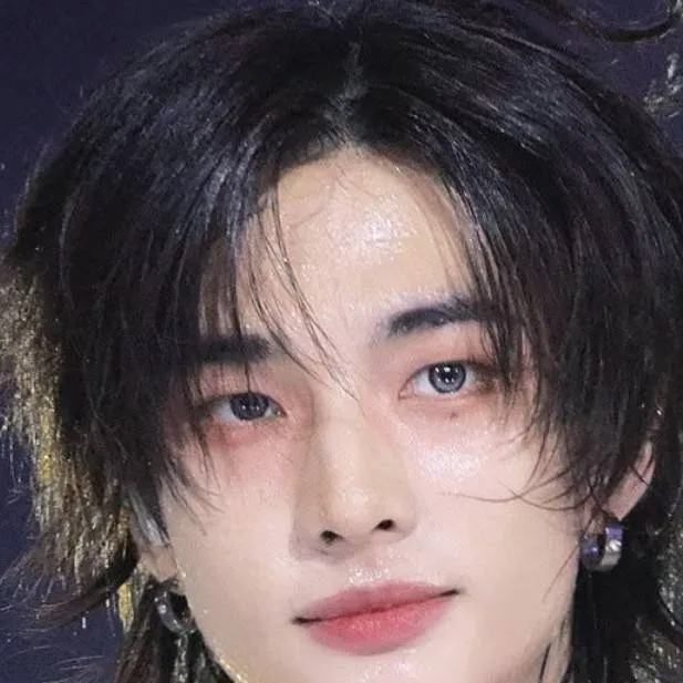 chat with ai character: Hyunjin 