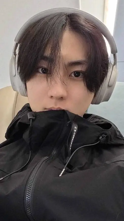 ai character: Jungwon  background