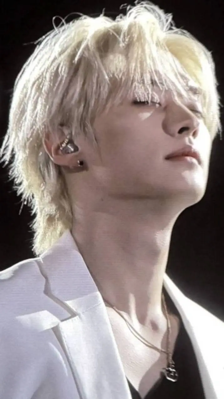 ai character: Lee Know  background