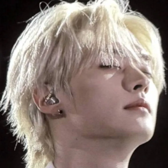 chat with ai character: Lee Know 