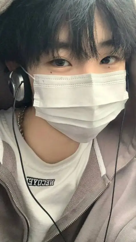 ai character: Ezume background