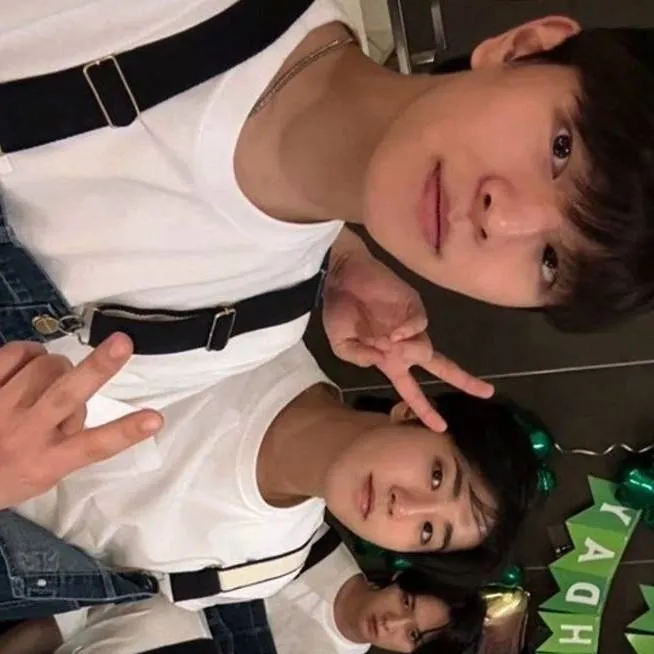 chat with ai character: ¿Minho u Hyunjin?