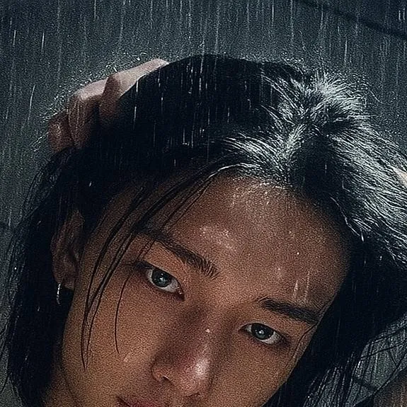 chat with ai character: 💋 bajo la lluvia 