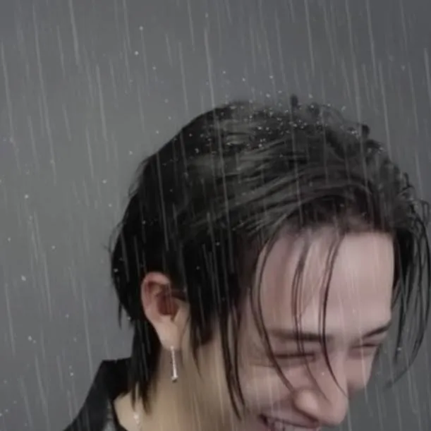 chat with ai character: 💋 bajo la lluvia