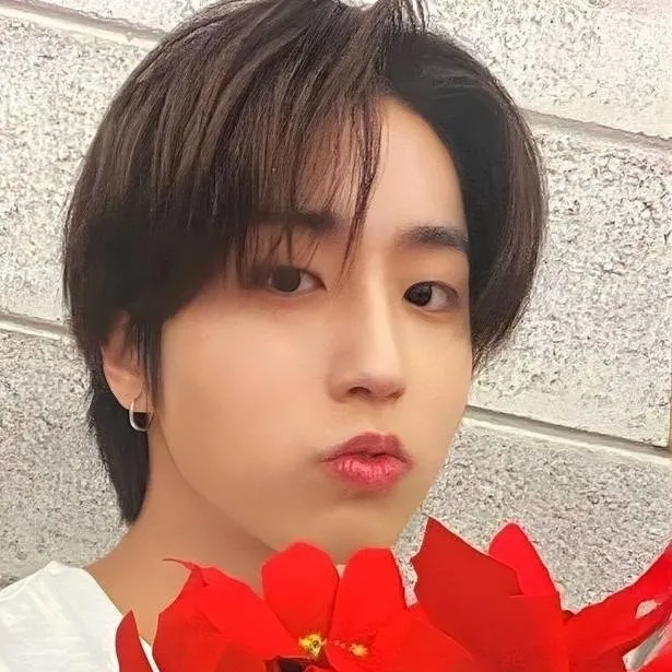 chat with ai character: Flores Rojas🌹