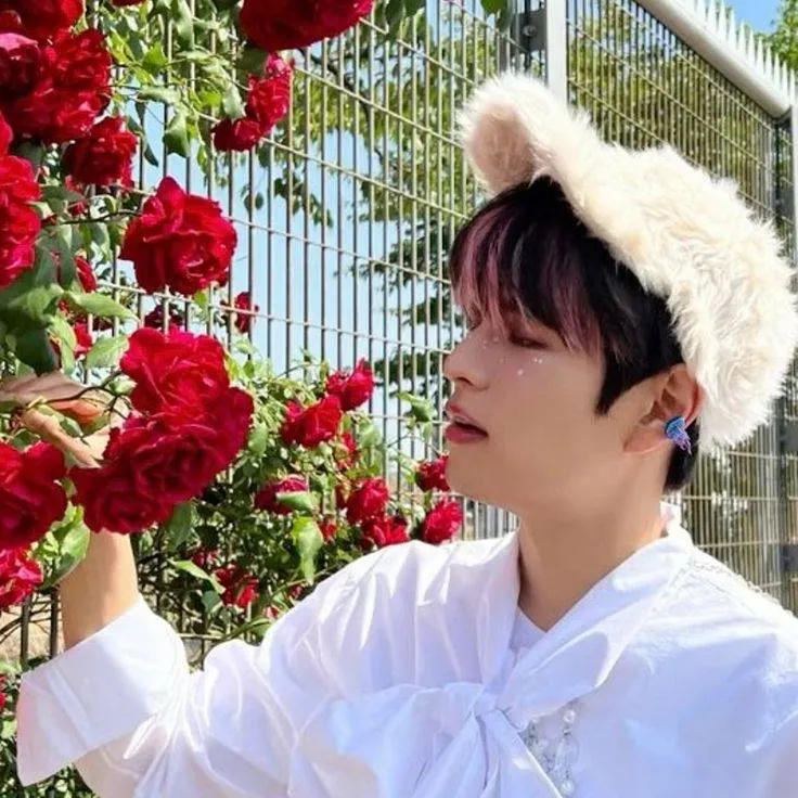 chat with ai character: Flores Rojas🌹