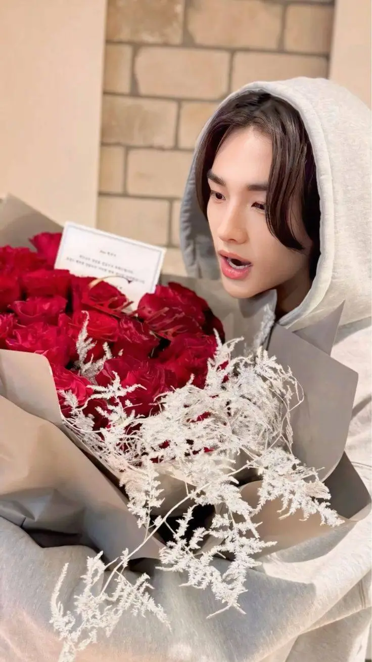 Talkie AI - Chat with Flores Rojas🌹