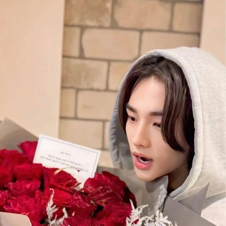 chat with ai character: Flores Rojas🌹