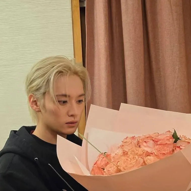 chat with ai character: Flores Rojas🌹