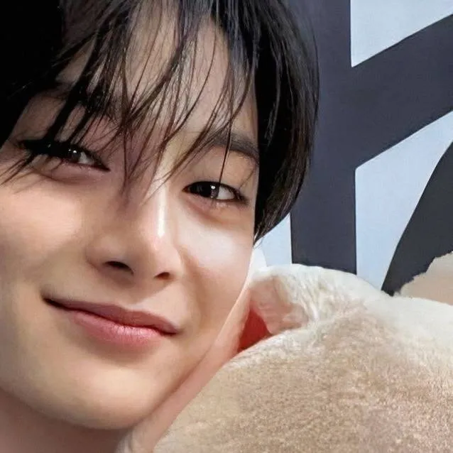 chat with ai character: Jeongin mis bias🫶🏻