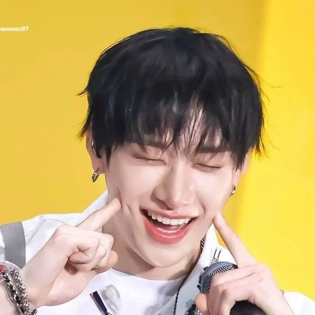 chat with ai character: BangChan mi bias🫶🏻