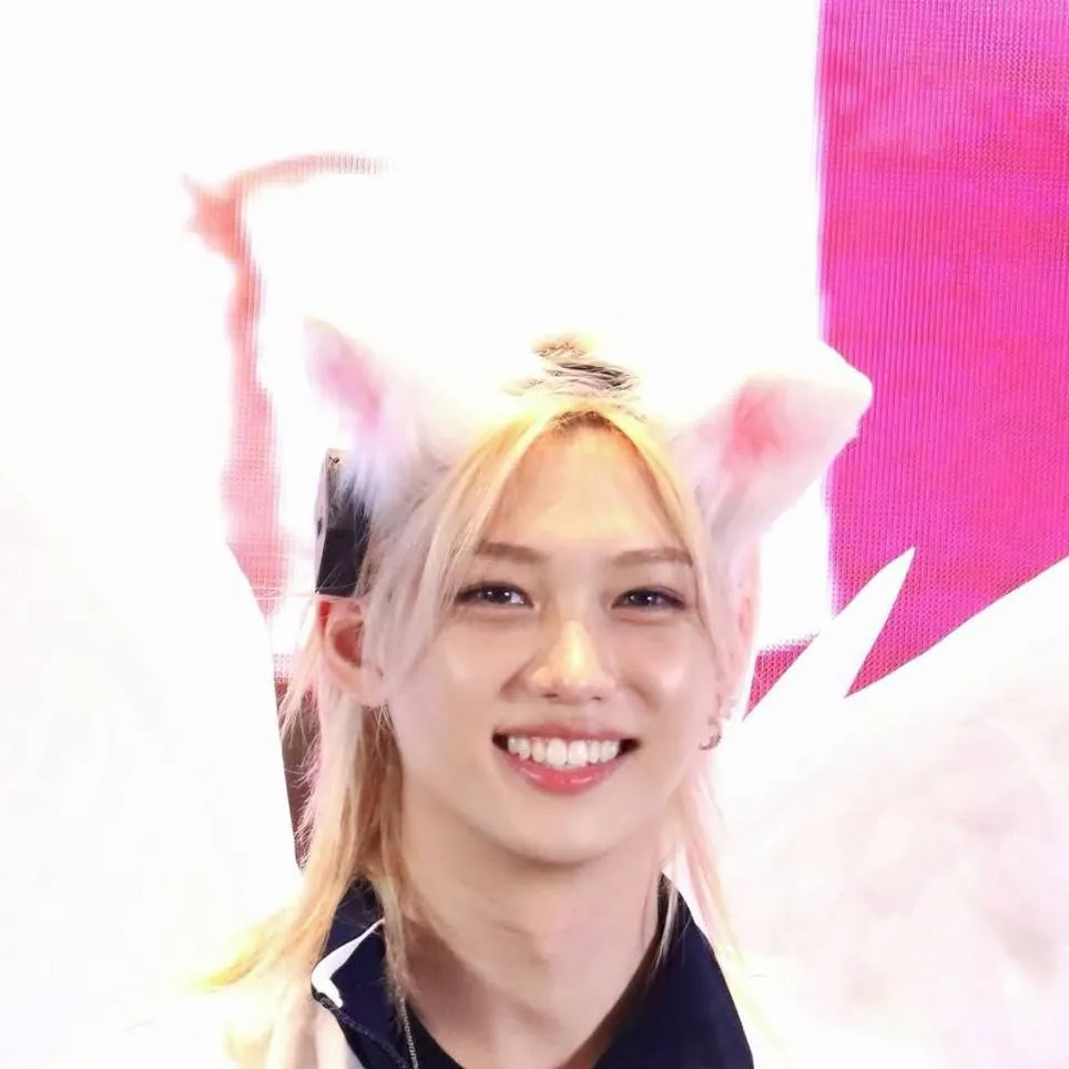 chat with ai character: Felix mi bias🫶🏻