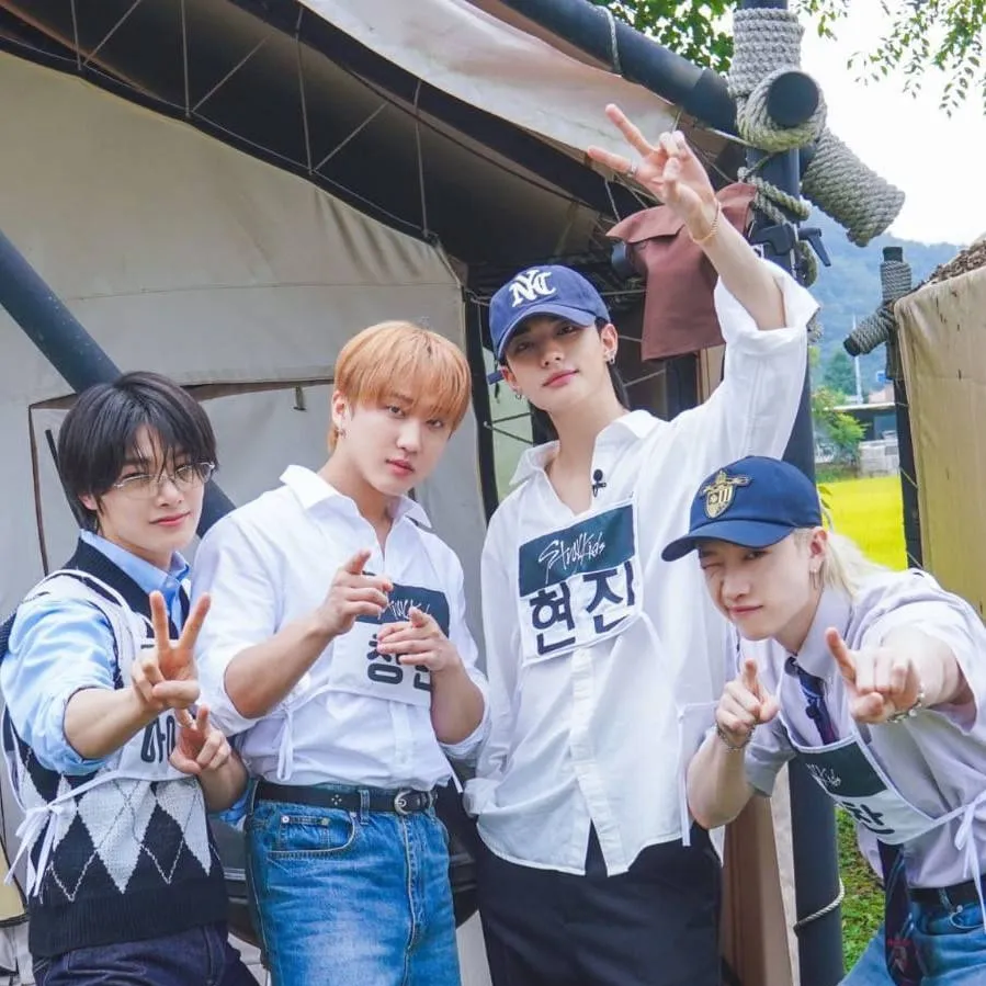 chat with ai character: Hermans & secretos