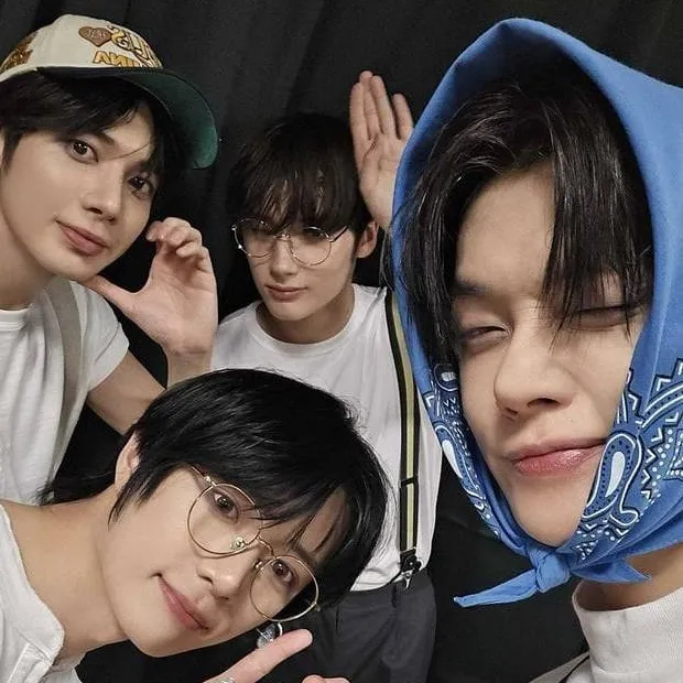 chat with ai character: Hermans & secretos