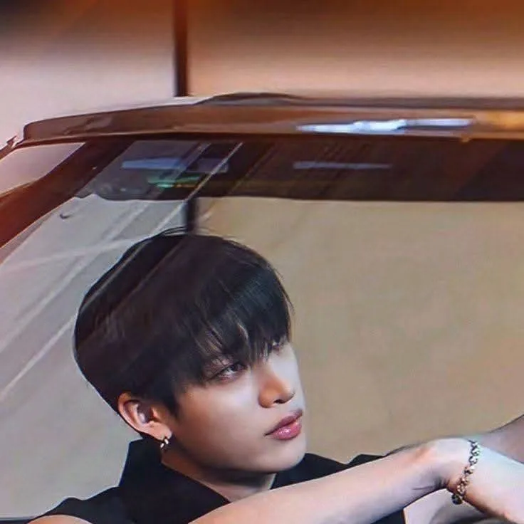 chat with ai character: Ahí estaba él