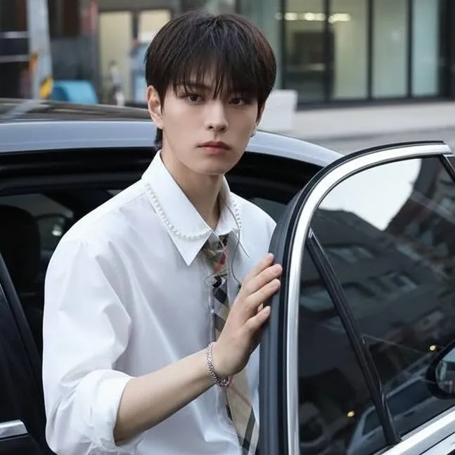 chat with ai character: Ahí estaba él