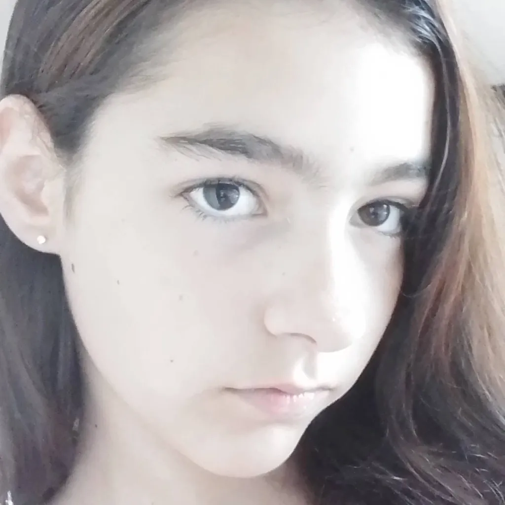 chat with ai character: Mélina Lhote